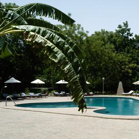 7)Le Meridien Chari—Swimming Pool and Hotel - 11mb - 10in x 6.8in @ 300dpi 拍攝者.jpg