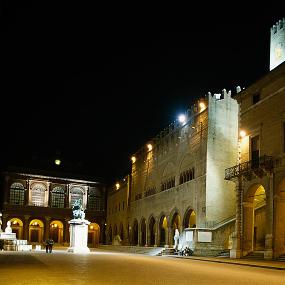 20)Le Meridien Rimini—Cavour square by night 拍攝者.jpg