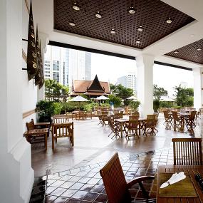 3)Plaza Athénée Bangkok, A Royal Méridien Hotel—Ratanakosin Themed Suite - living room 拍攝者.jpg