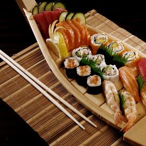 33)Le Meridien Kuwait—Sushi boat with nigiri and maki sushi's 拍攝者.jpg