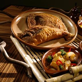 21)Le Meridien Kuwait—Fried white pomfret with traditional accompaniments 拍攝者.jpg