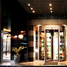 11)Le Meridien Tower Kuwait—Hotel Entrance Exterior by Night - Exterior 拍攝者.jpg