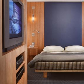 3)Le Parker Méridien New York—Bedroom and TV 拍攝者.jpg