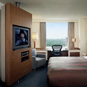 3)Le Parker Méridien New York—Bedroom and TV 拍攝者.jpg
