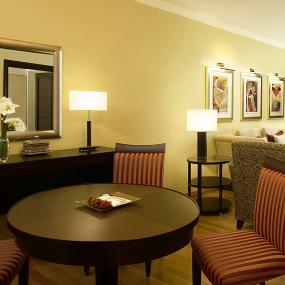 13)Le Royal Méridien Abu Dhabi—Royal Club Suite sitting area 拍攝者.jpg