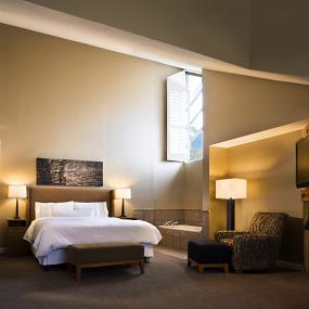 3)The Westin Resort &_ Spa, Whistler—Mountain Suite Bedroom 拍攝者.jpg