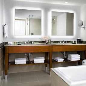 30)The Westin Ottawa—Junior Suite Bathroom Vanity 拍攝者.jpg