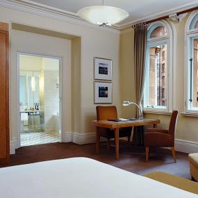 4)The Westin Sydney—Heritage room with exterior view 拍攝者.jpg
