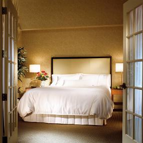 18)The Westin O'Hare—Suite Bedroom 拍攝者.jpg