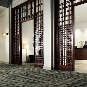 14)The Westin Pasadena—Front desk with man 拍攝者.jpg