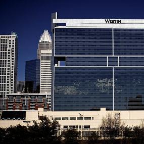 9)The Westin Charlotte—Exterior with City 拍攝者.jpg