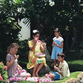 20)The Westin Maui Resort &_ Spa, Ka'anapali—Kids Club Lei Making 拍攝者.jpg