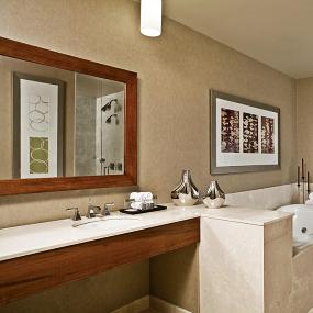 19)The Westin Memphis Beale Street—Executive Suite Bathroom 拍攝者.jpg