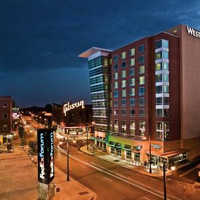 9)The Westin Memphis Beale Street—Hotel Exterior at Night 拍攝者.jpg