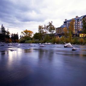 15)The Westin Riverfront Resort &_ Spa, Avon—Hotel at Twilight from the Eagle River 拍攝者.jpg