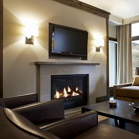 3)The Westin Riverfront Resort &_ Spa, Avon—Guest Room Living Room Fireplace 拍攝者.jpg