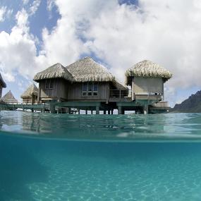 1)The St. Regis Bora Bora Resort—Over water villa in lagoon 拍攝者.jpg