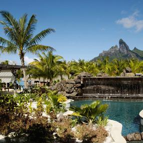 4)The St. Regis Bora Bora Resort—Zen Pool with view of waterfall and Mt. Otemanu 拍攝者.jpg