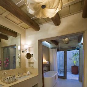 33)The St. Regis Punta Mita Resort—Deluxe Bathroom with Outdoor Shower 拍攝者.jpg