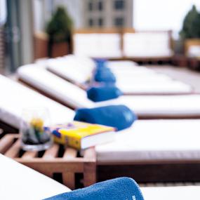 5)W Chicago - Lakeshore—Wet - Indoor Heated Pool Lounge Chairs 拍攝者.jpg