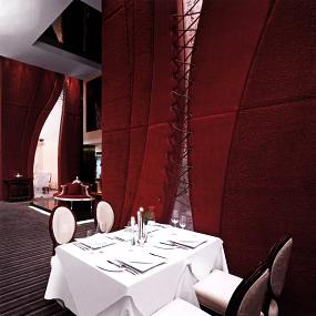 萨婷法餐厅装修风格可以用复古和华丽来形容，中心理念来自法国著名景点——红磨坊，红色和黑色这两种永不过时的颜色搭配，配以皮革和水晶点缀。.jpg